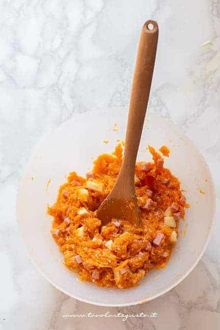 mescolare la pure di zucca con prosciutto e formaggio - Ricetta Gateau di zucca