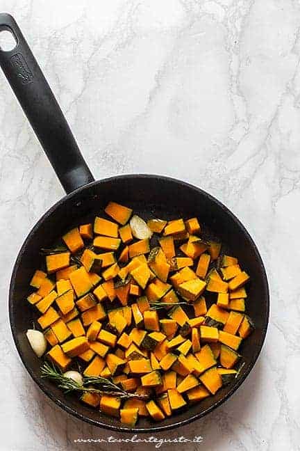 tagliare la zucca a funghetto e trifolare in padella - Ricetta Zucca in padella