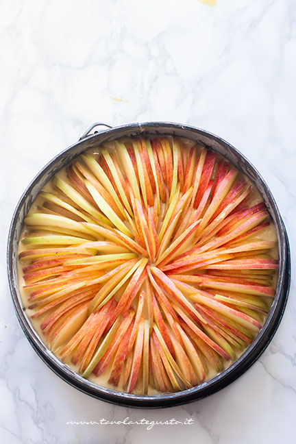 torta di mele morbida pronta da infornare - Ricetta Torta di mele veloce