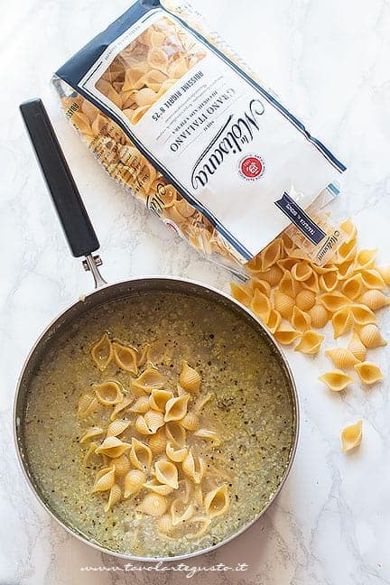 Aggiungere la pasta al cavolfiore - Ricetta pasta e cavolfiore