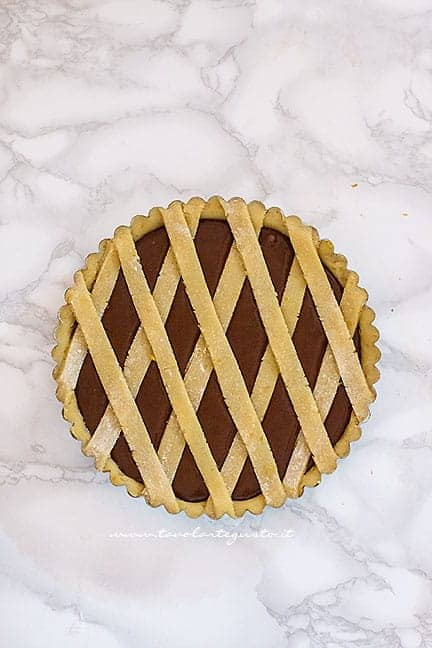 Aggiungere le strisce in superficie e infornare - Ricetta Crostata vegana al cioccolato - Ricetta di Tavolartegusto