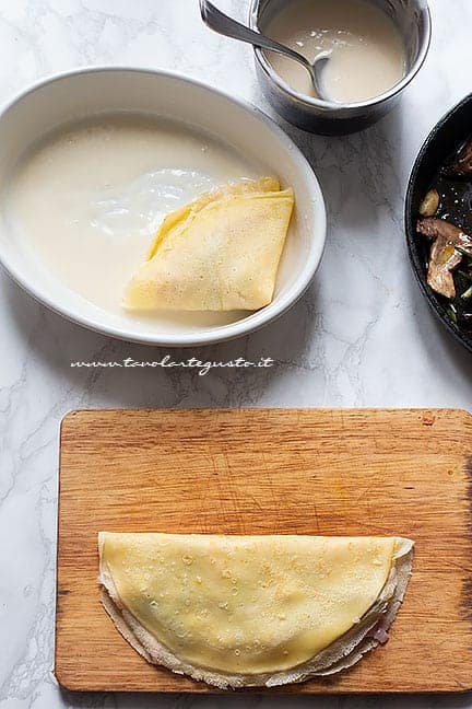 Chiudere la crepe a metà -Ricetta Crepes Prosciutto e funghi