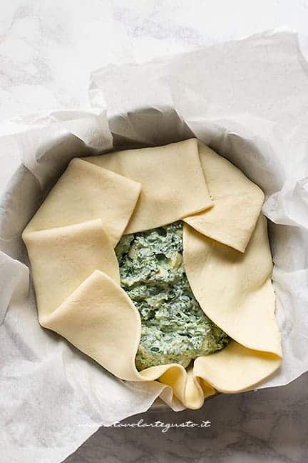 Chiudere la sfoglia - Ricetta Torta salata ricotta e spinaci - Ricetta di Tavolartegusto