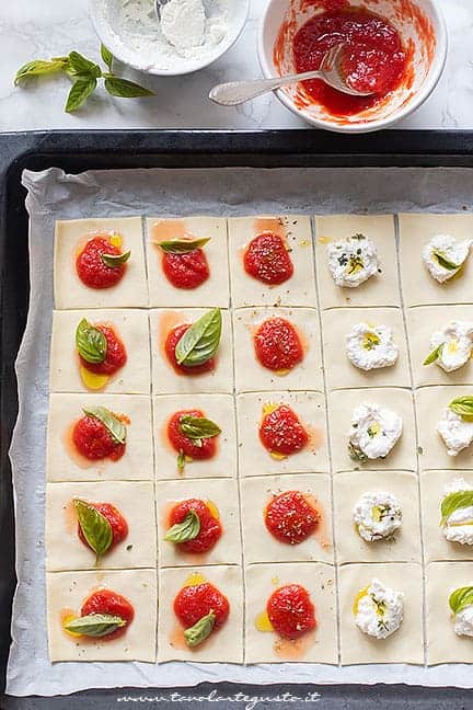 Come condire le pizzette di pasta sfoglia - Ricetta pizzette di pasta sfoglia