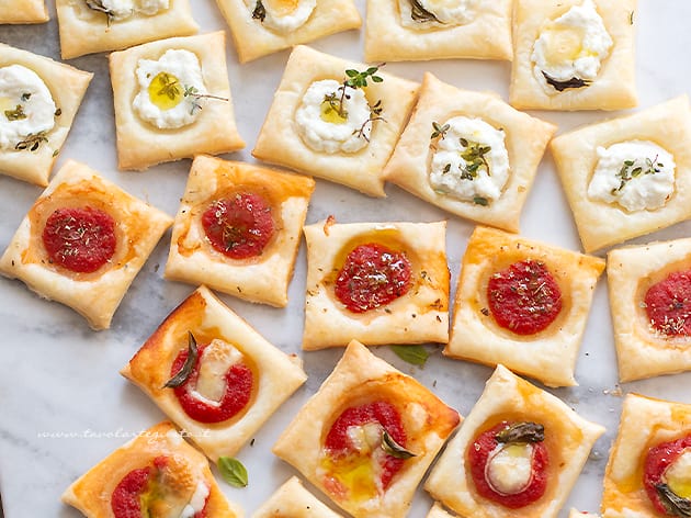 Pizzette quadrate di pasta sfoglia (Aperitivo veloce) di Tavolartegusto