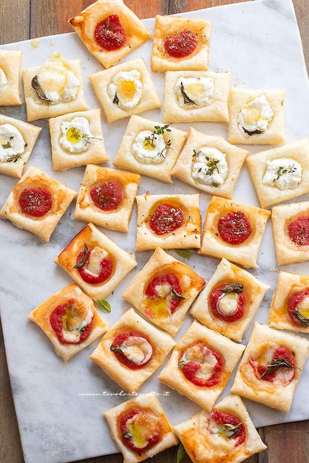 Ricette Carine Per Natale.Pizzette Quadrate Di Pasta Sfoglia Aperitivo Veloce Di Tavolartegusto