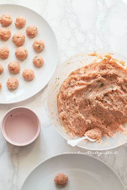 Preparare le polpettine - Ricetta Polpette in agrodolce