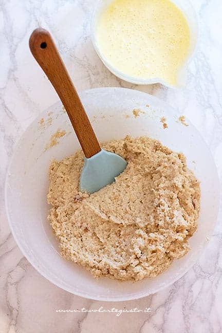 Versare la montata di uova - Ricetta Torta di pane