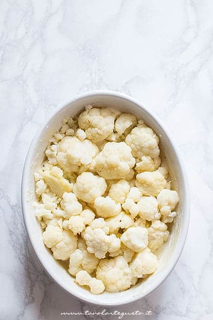 aggiungere i cavoli in teglia - Ricetta cavolfiore gratinato