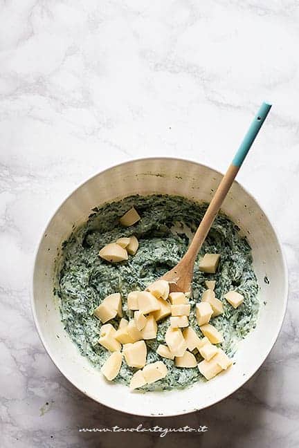 aggiungere il formaggio e uovo- Ricetta Torta salata ricotta e spinaci