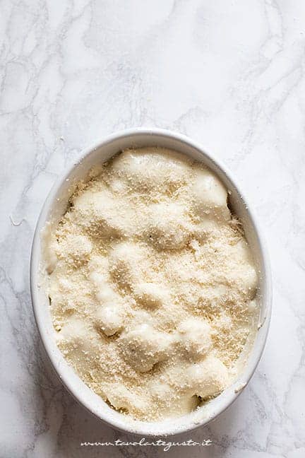 coprire con besciamella e formaggio- ricetta Cavolfiore gratinato