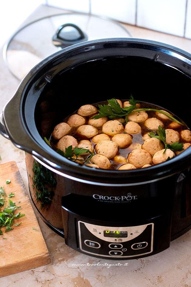 cuocere lentamente le polpette in salsa agrodolce - Ricetta Polpette in agrodolce