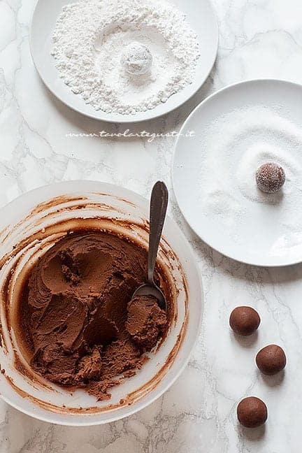 formare le palline e rotolare nello zucchero - Ricetta Biscotti morbidi al cioccolato