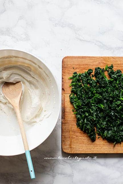 preparare il ripieno di spinaci lessi e ricotta - Torta salata ricotta e spinaci