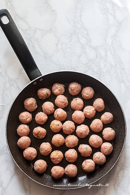 rosolare le polpettine in padella -Ricetta Polpette in agrodolce