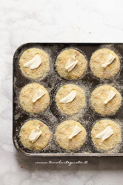 spolverare di pan grattato e infornare - Ricetta Mini gateau di patate