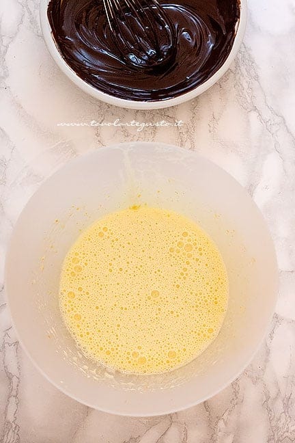 versare il cioccolato sciolto nel composto di uova - Ricetta Biscotti morbidi al cioccolato
