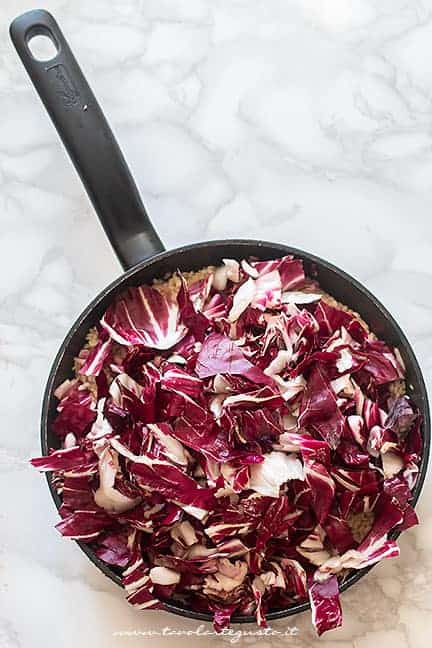 Aggiungere il Radicchio rosso - Ricetta Risotto al radicchio