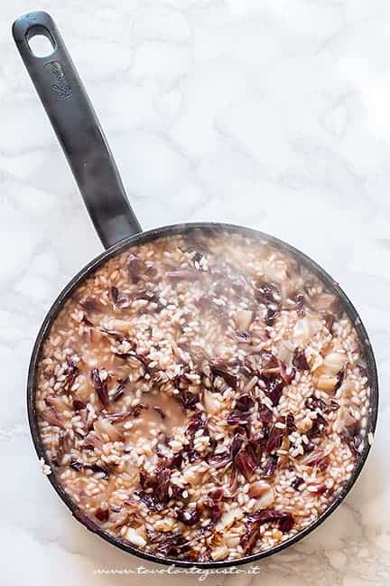 Cuocere il risotto al radicchio rosso con il brodo - Ricetta Risotto al radicchio