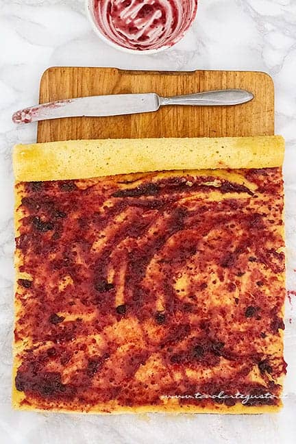 Farcire la pasta biscotto - Ricetta Tronchetto di Natale
