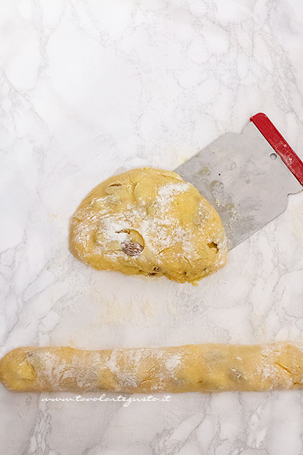 Formare i filoncini. - Ricetta Cantucci