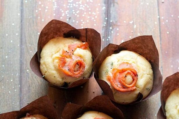 Muffin al salmone - Ricetta Muffin salati al salmone - Ricetta di Tavolartegusto