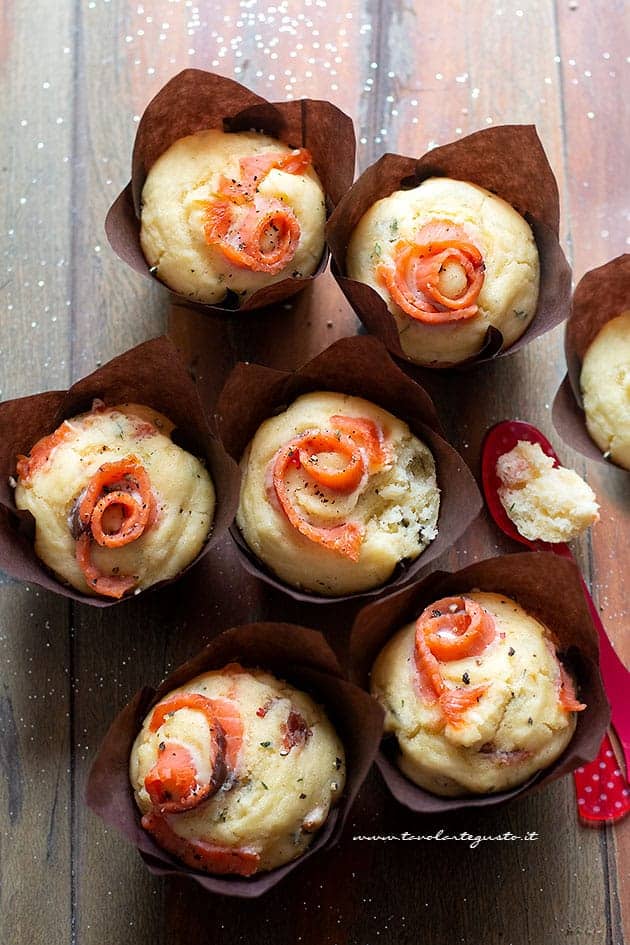 Muffin al salmone - Ricetta Muffin salati al salmone