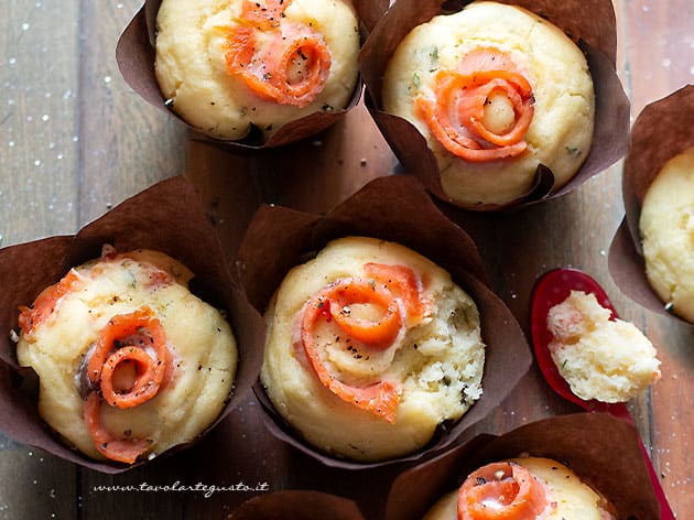 Muffin al salmone - Ricetta Muffin salati al salmone