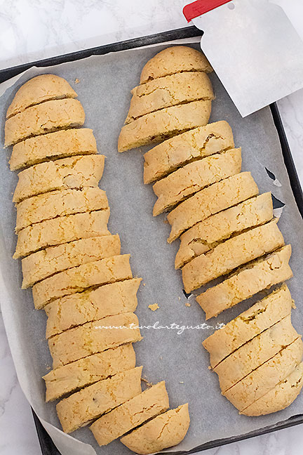 affettare i filoncini - Ricetta Cantucci