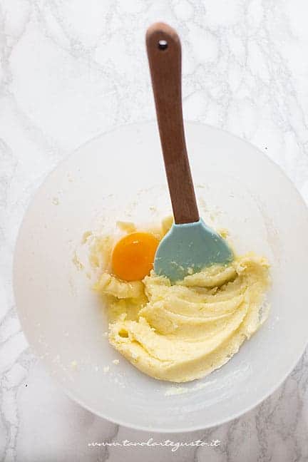 aggiungere uovo alla crema di burro e zucchero - Ricetta Biscotti al limone