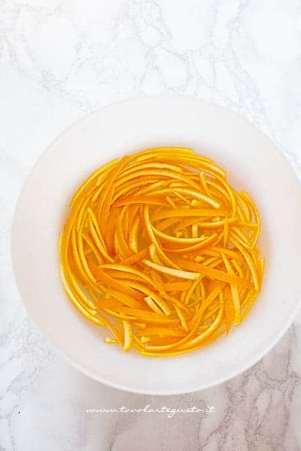 ammollare le bucce in acqua - Ricetta Arance candite - Scorzette di arancia candite - Ricetta di Tavolartegusto