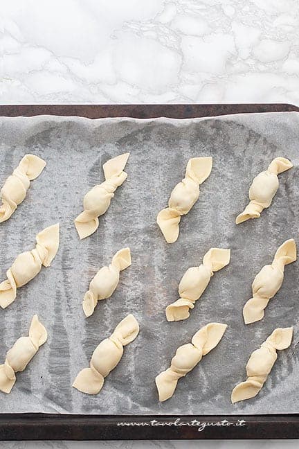 cuocere in forno - Ricetta Caramelle salate ripiene