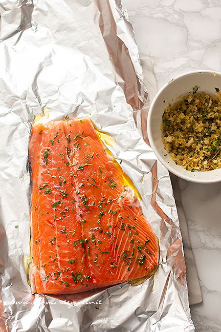 insaporire il filetto di salmone - Ricetta Salmone al forno - Ricetta di Tavolartegusto