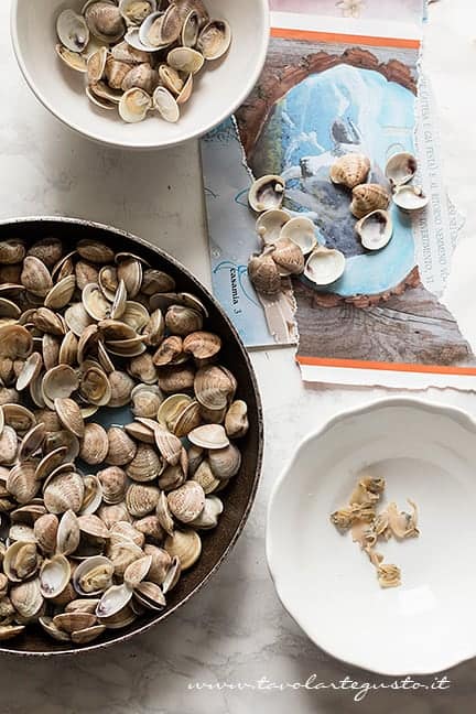 sgusciare le vongole veraci o lupini - Ricetta Spaghetti alle vongole