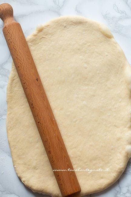 stendere l'impasto - Ricetta Panettone gastronomico