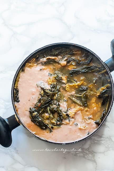 Aggiungere la crema di fagioli nella zuppa -Ricetta Ribollita