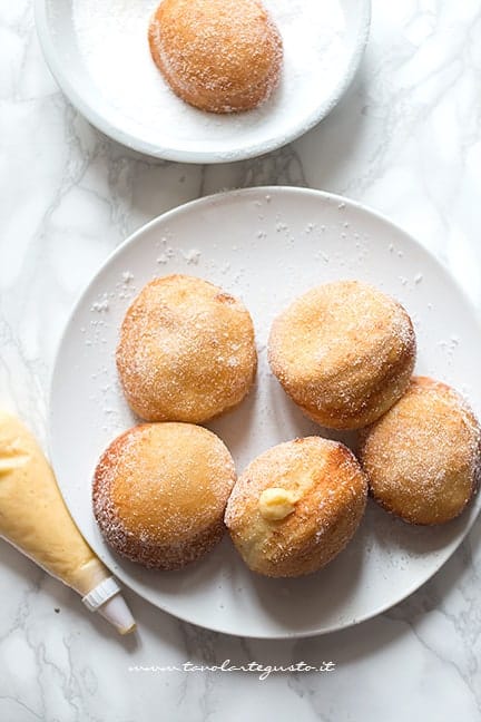 Farcire i bomboloni con la crema pasticcera - Ricetta Bomboloni - Ricetta di Tavolartegusto