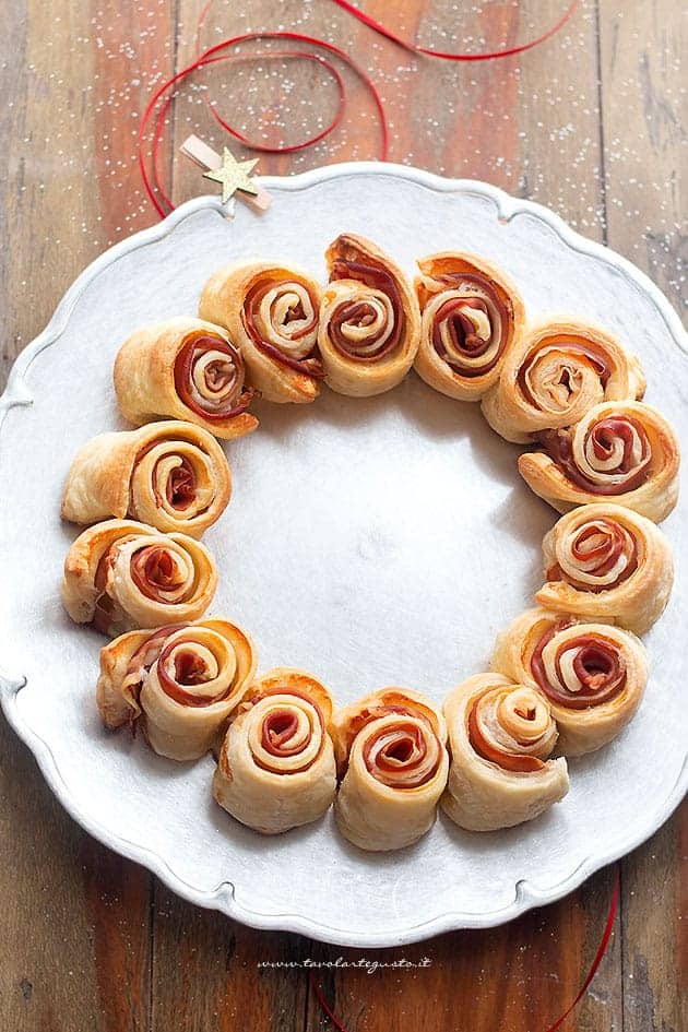 Ghirlanda di pasta sfoglia salata - Ricetta Ghirlanda di pasta sfoglia