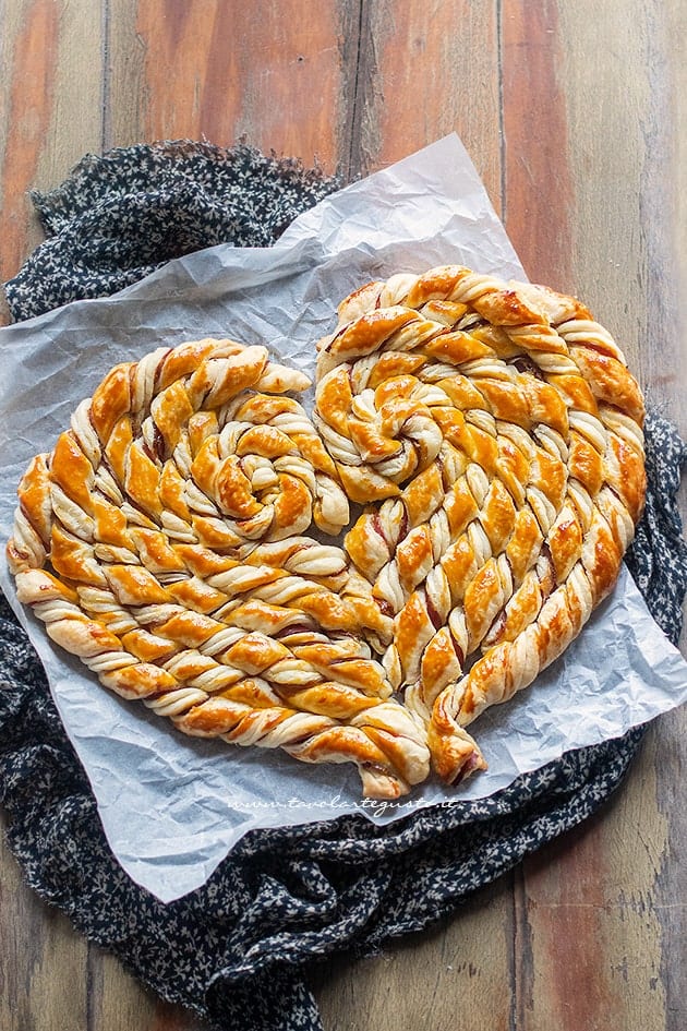 Torta salata a forma di cuore (Cuore di pasta sfoglia) Ricetta velocissima!