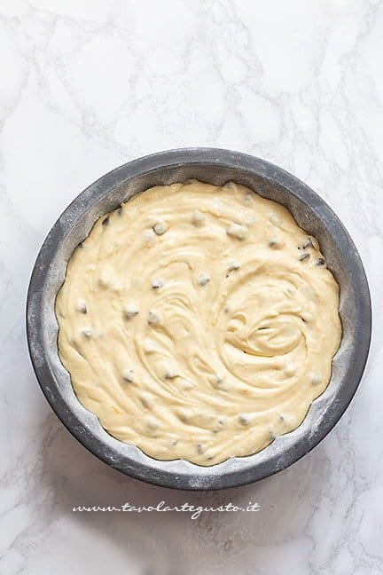 Versare l'impasto in teglia - Ricetta Torta arancia e cioccolato