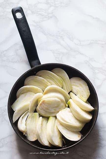 aggiungere i finocchi tagliati in padella - Ricetta Finocchi in padella