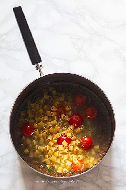 aggiungere i tubetti - Ricetta Pasta e lenticchie