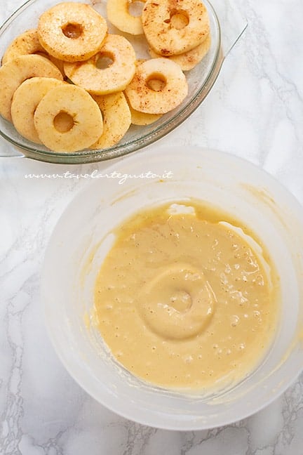 come fare le frittelle di mele in pastella - Ricetta frittelle di mele