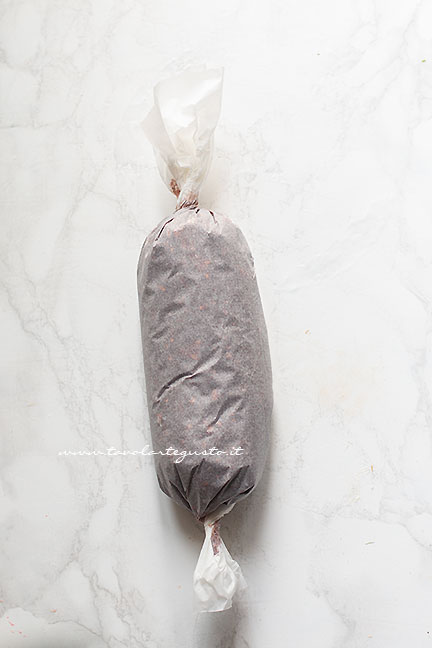 dare la forma di salame al composto di cioccolato - Ricetta salame di panettone