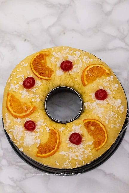 decorare il Roscon con la frutta candita - Ricetta Roscón de Reyes
