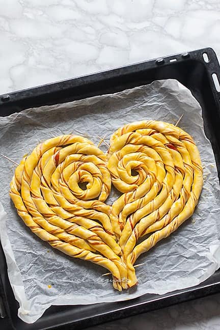 pennellare di tuorlo - Ricetta Torta salata a forma di cuore