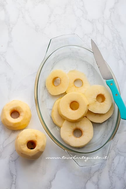 tagliare le mele a fette - Ricetta frittelle di mele