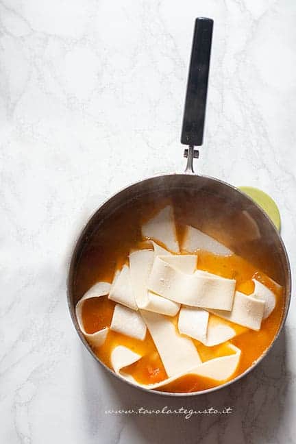 Aggiungere le lagane ai ceci - Ricetta Lagane e ceci