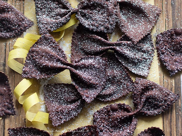 Chiacchiere al cioccolato - Chiacchiere al cacao - Ricetta Chiacchiere al cioccolato-