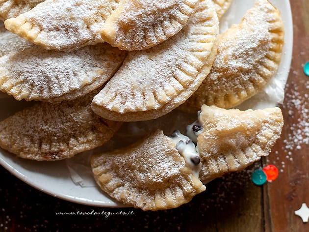 Ravioli dolci di Carnevale ricotta e gocce di cioccolato - Ricetta Ravioli dolci-